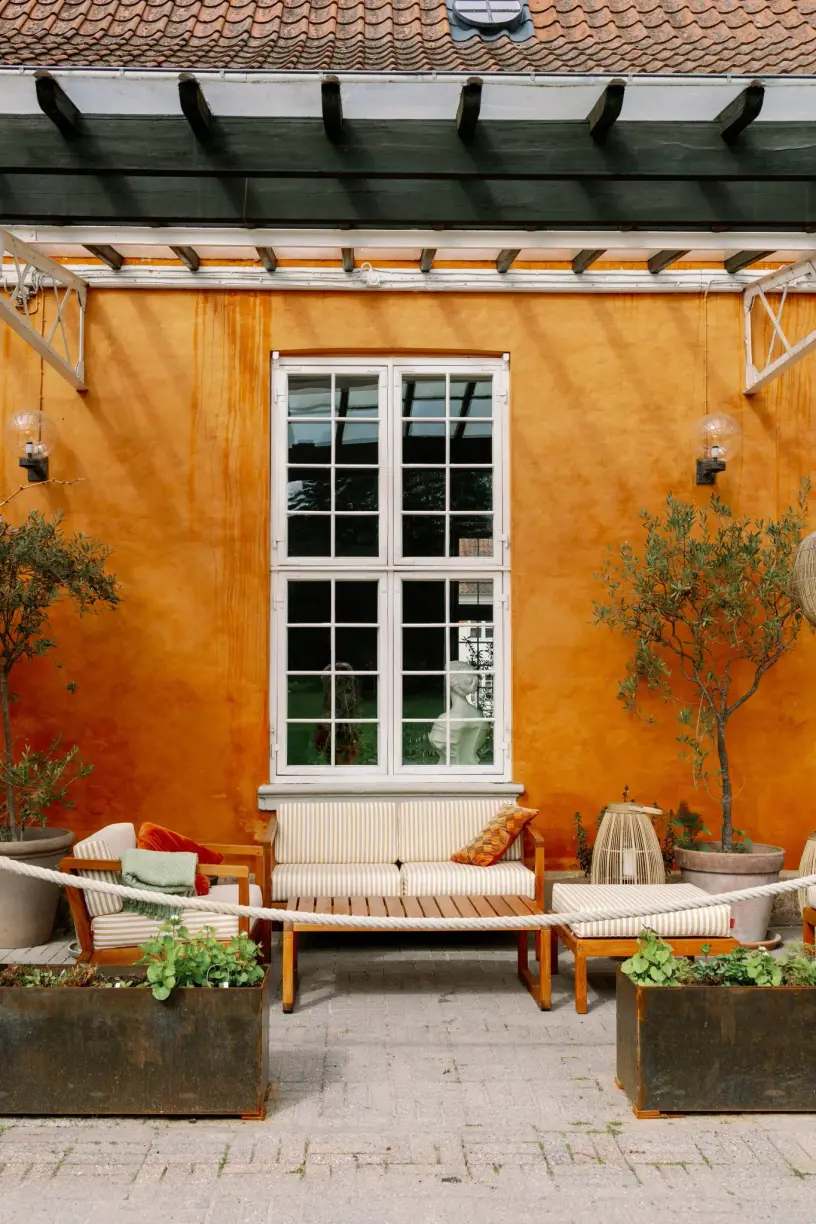 Terrasse med loungepladser ved Restauranten hos Mielcke & Hurtigkarl.