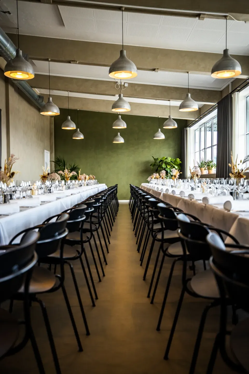 SOHO med opdækkede langborde og store vinduer.