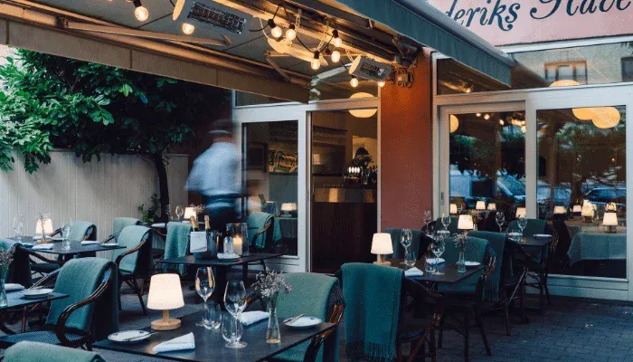 Frederiks Haves terrasse med opdækkede borde.