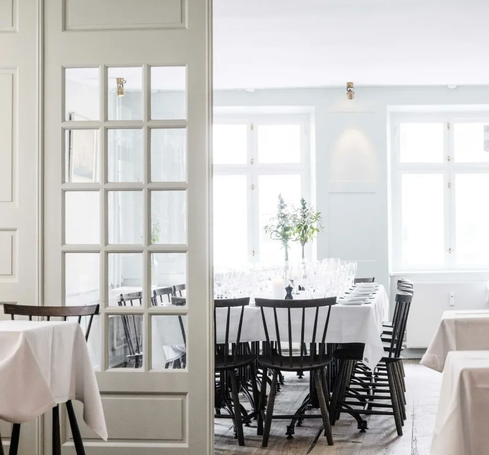 Cap Horns selskabslokale på første sal med opdækkede borde.