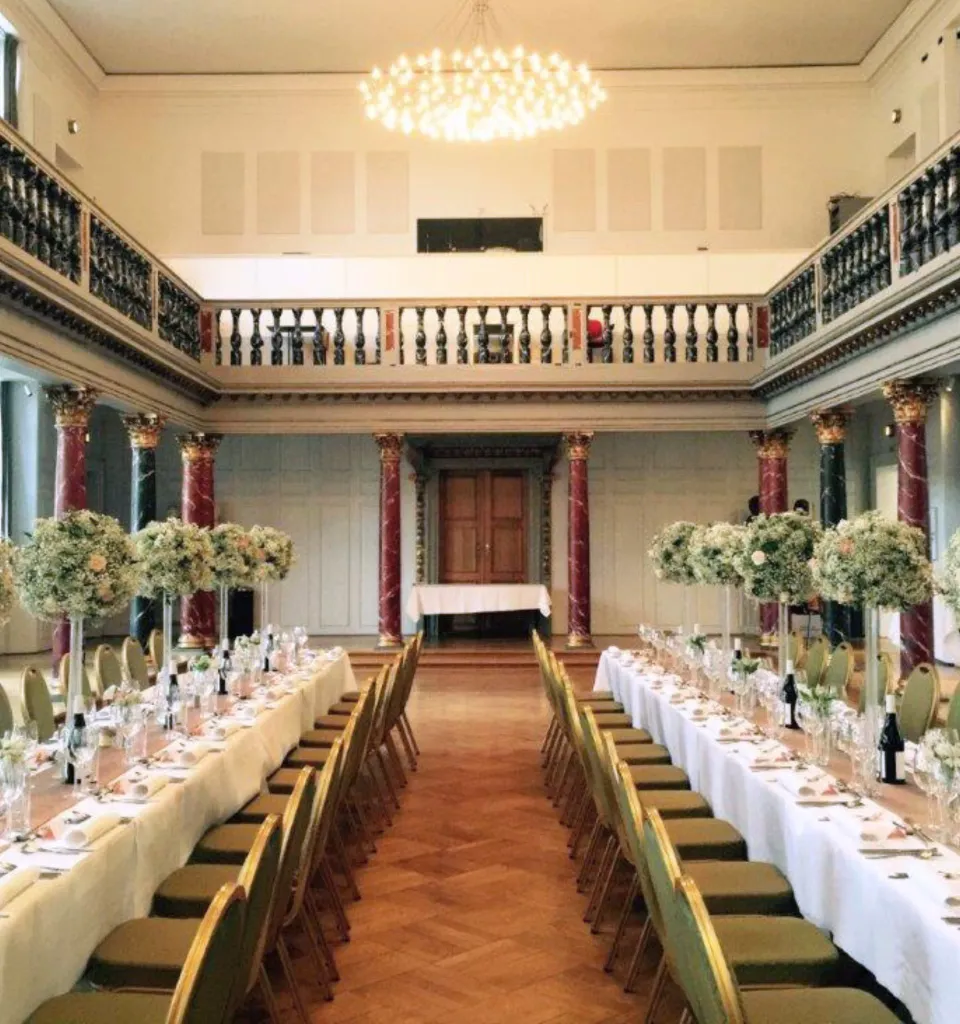 Selskabsopdækning med lange borde i Prinsens Palæ på Nationalmuseet.