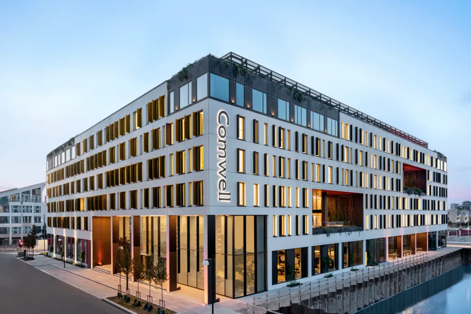 Comwell Copenhagen Portsides hotelbygning og indgang ved kanalen.