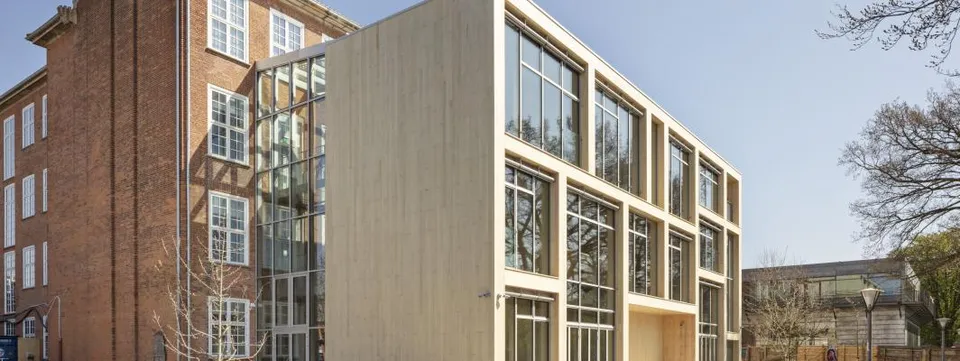 Kildevæld Kulturcenter med den nye glasfacade ved den ældre murstensbygning.