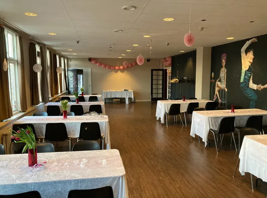 Event Rum hos Pool Pub med hvide borde og lyserøde dekorationer.
