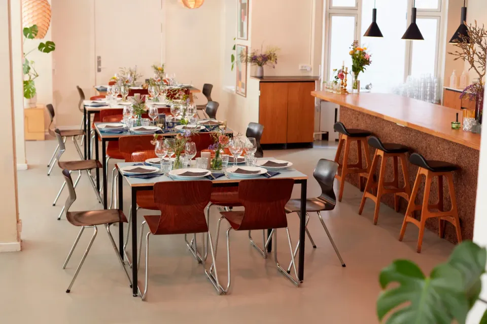 Republikkens eventlokale med opdækkede borde og bar.