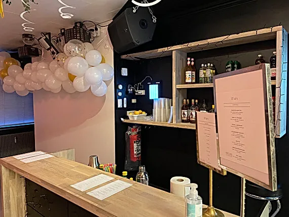 Åmarkens bar med festdekorationer og serveringsdisk.