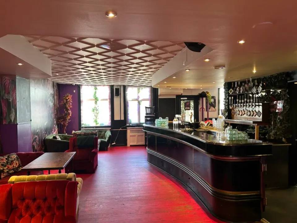 Schlottmanns Have med bar, opholdsplads og ternet loft.