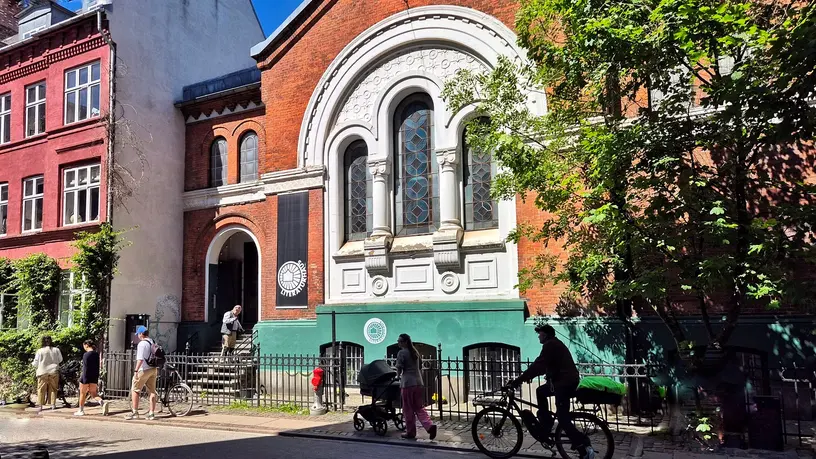 LiteraturHaus set fra gaden med den tidligere kirkes buede facade.
