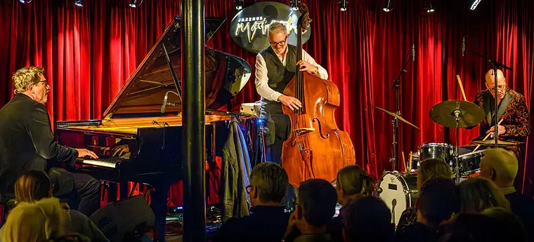 Jazzoptræden på Jazzhus Montmartres scene foran publikum set bagfra.
