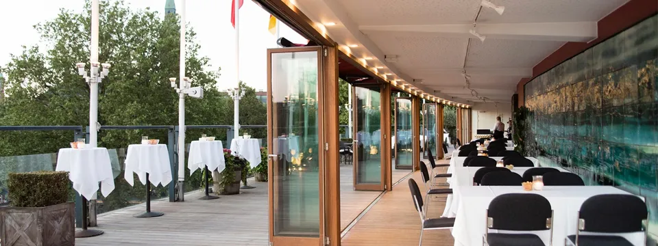 Balanchine Lounge v. Tivoli: Loungens lange bordopstilling med glasdøre ud til terrassen.