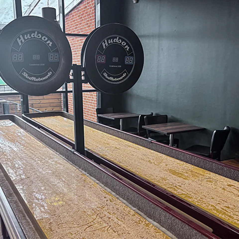 Cecilie's Amager: Shuffleboardbanen og den tilstødende siddeplads ved vinduerne.