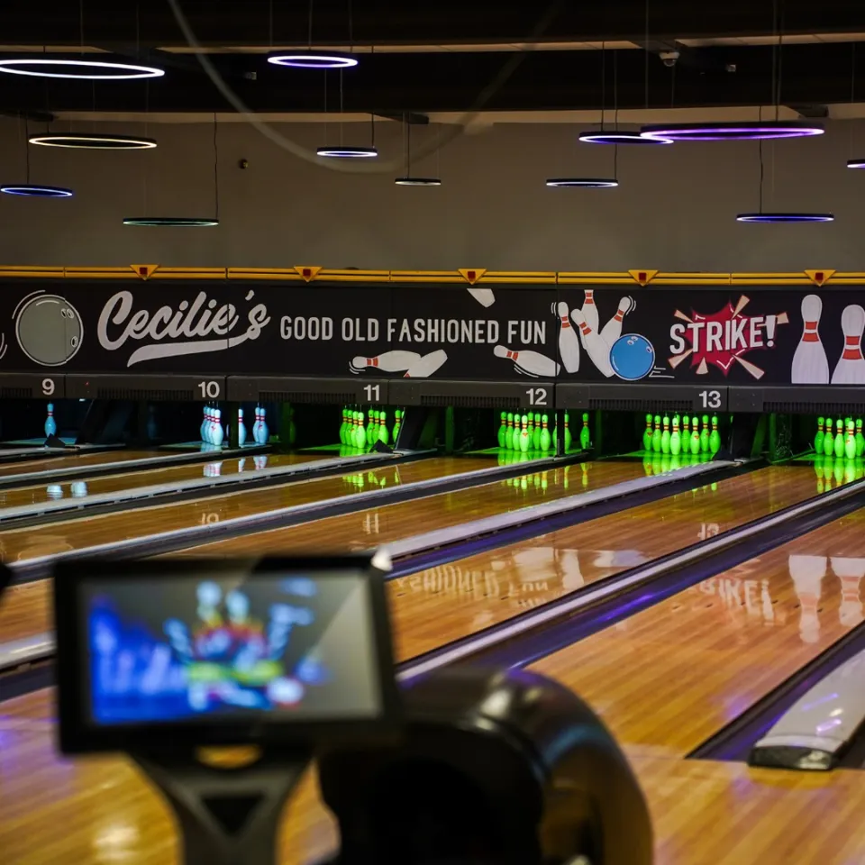 Cecilie's Holbæk: Bowlingbanerne med deres siddeområde og ophængte lys.