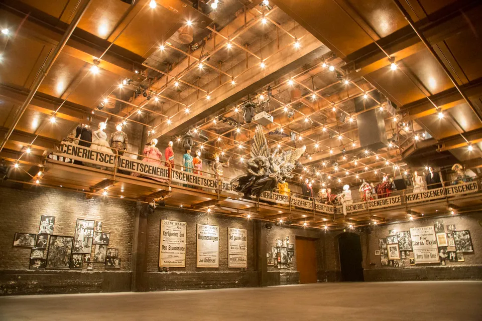 Sceneriet under Det Ny Teater: Sceneriets åbne gulv under lysekroner og ophængte loftslys.