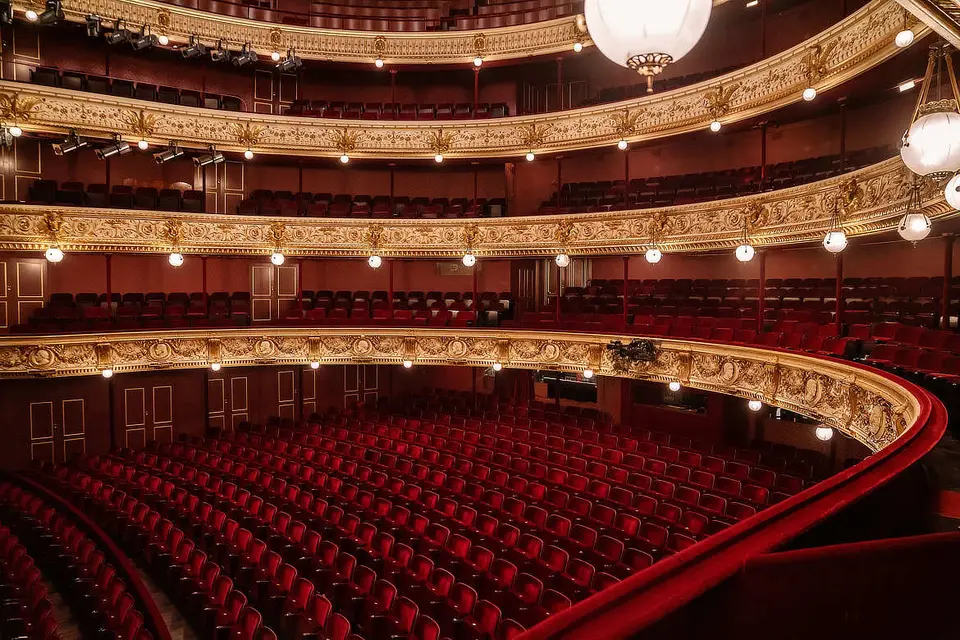 Gamle Scene v. Det Kongelige Teater: Auditorium med røde sæder og flere udsmykkede balkoner.