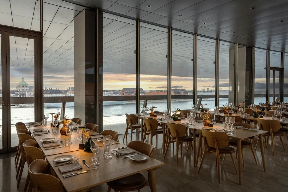 Restaurant Amélie v. Operaen: Restaurantborde ved høje vinduer med udsigt over vandet.