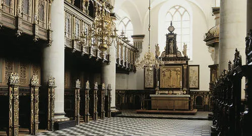 Slotskirken v. Kronborg: Kirkens hvælvede rum med søjler, udsmykning og alter.