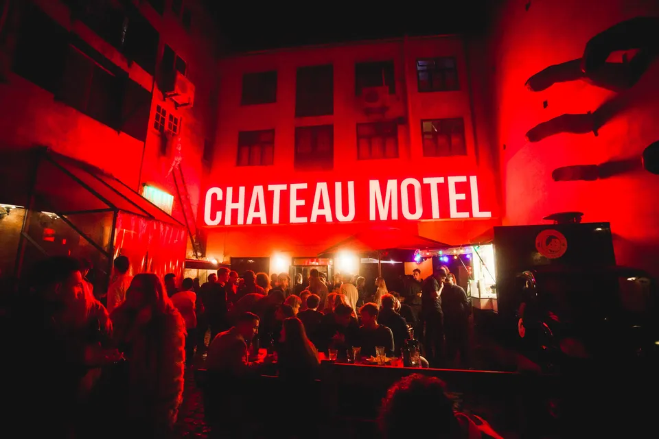 Chateau Motel v. Knabrostræde: Gæster foran en rødoplyst facade med Chateau Motel-skilt.