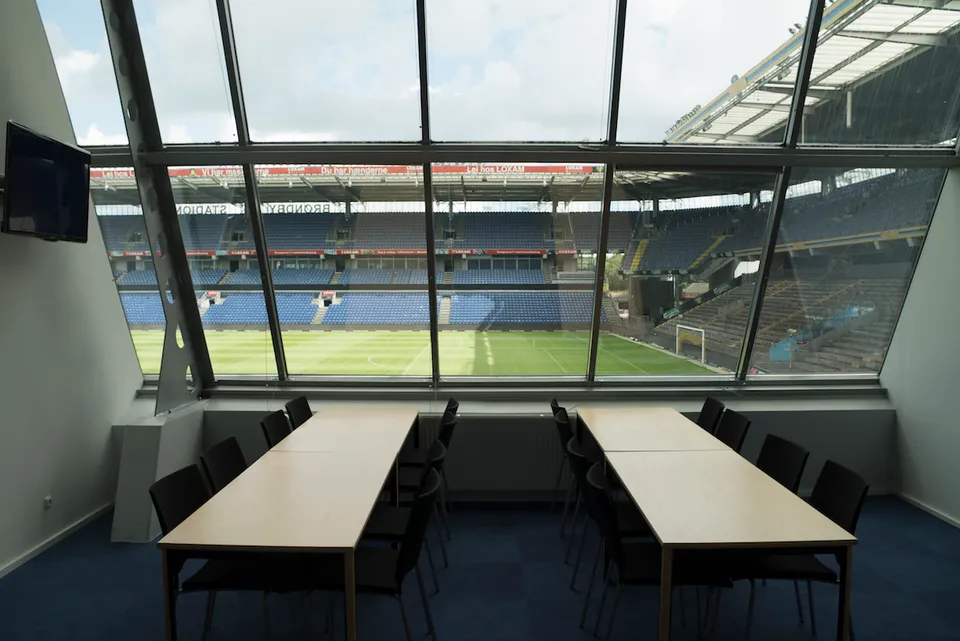 Torpedo Moskva Loge v. Brøndby Stadion: Borde i en glasloge med direkte udsigt til stadionbanen.