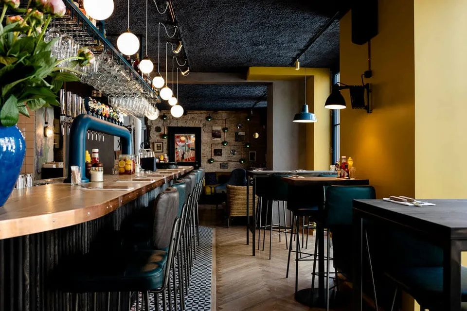 Cocks & Cows Kgs. Lyngby: Restaurantens bar og lange lokale med siddepladser.