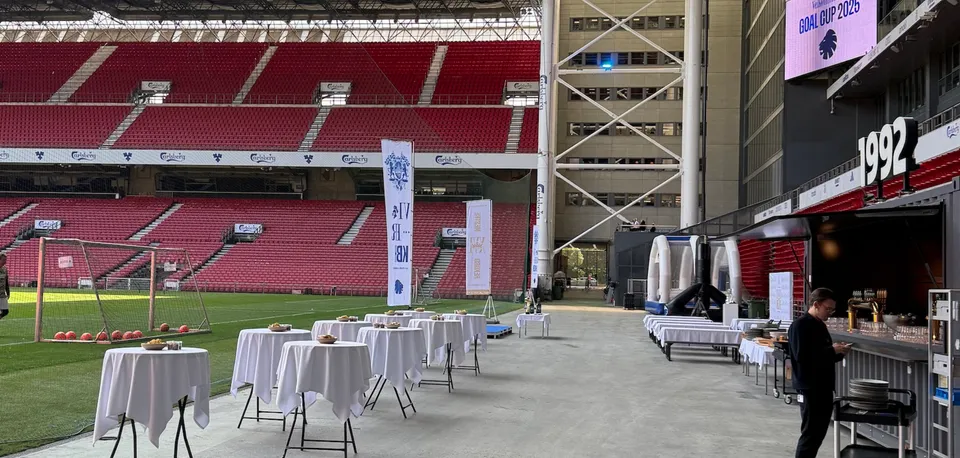 Side Pitch v. Parken: Cocktailborde på stadionets område langs sidelinjen.