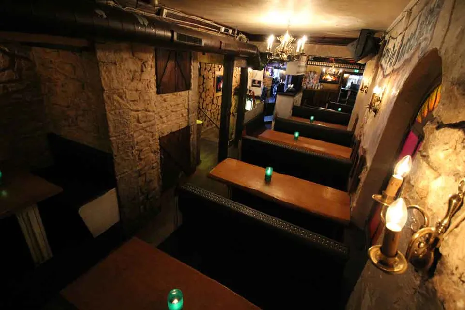 Afterski Salonerne v. Heidis Bier Bar: Bænke og træborde langs et smalt lokale med sten- og trævægge.
