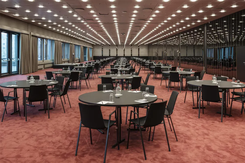 Festlokale v. Radisson Blu Scandinavia: Festsalens runde borde og stole set fra den anden side.