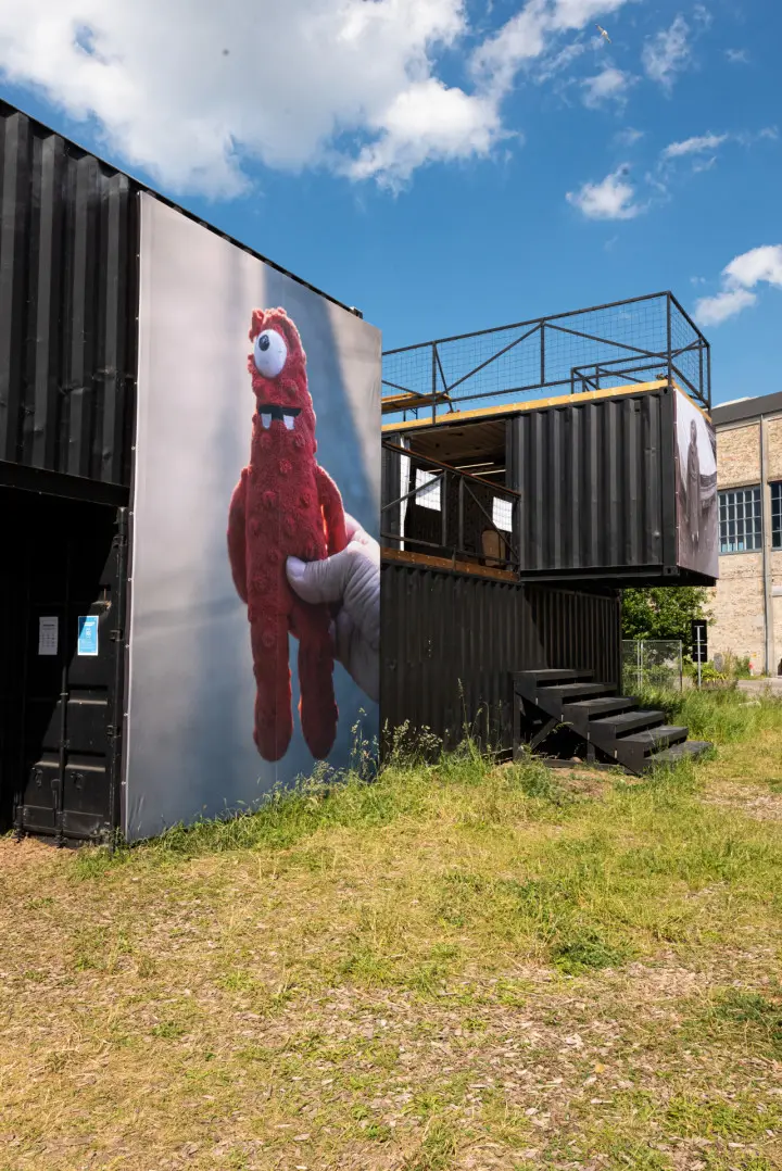 Copenhagen Photo Festival: Mørke containere med et stort fotografi på siden og udvendige trapper.
