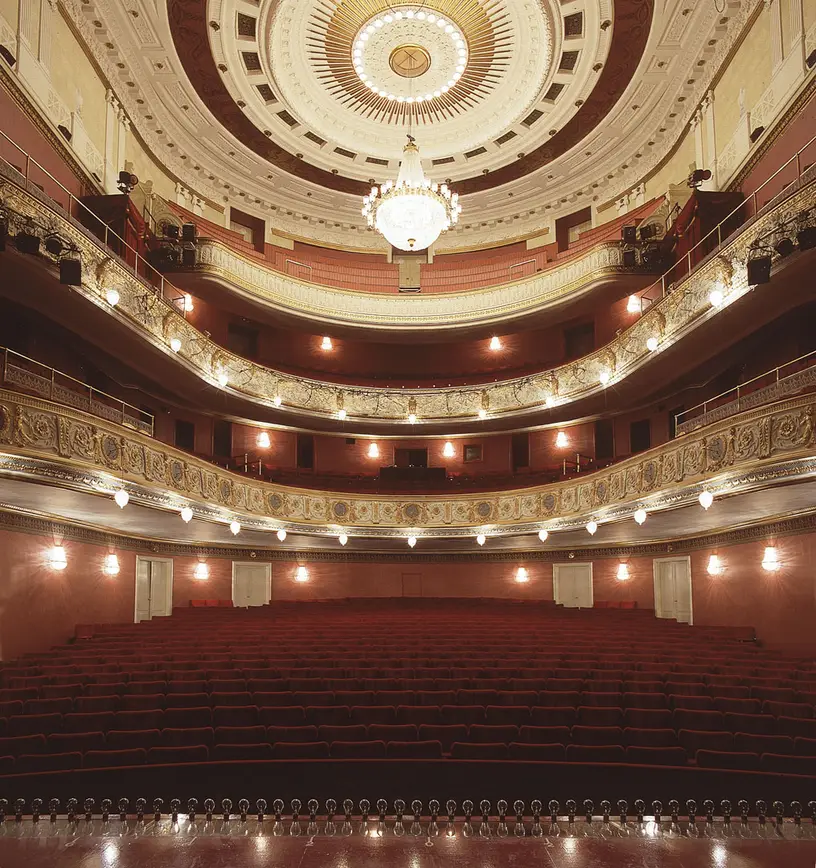 Det Ny Teater: Teatrets tilskuerrum med balkoner, stolerækker og udsmykket loft.