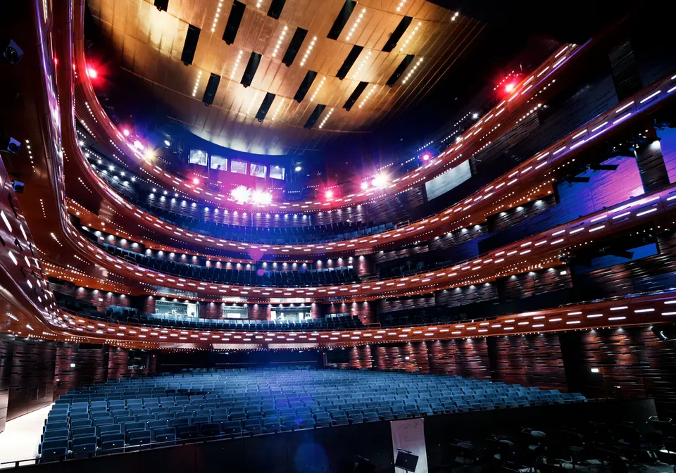 Store Scene v. Operaen: Teatersal med flere buede balkoner, stolerækker og belyst loft.