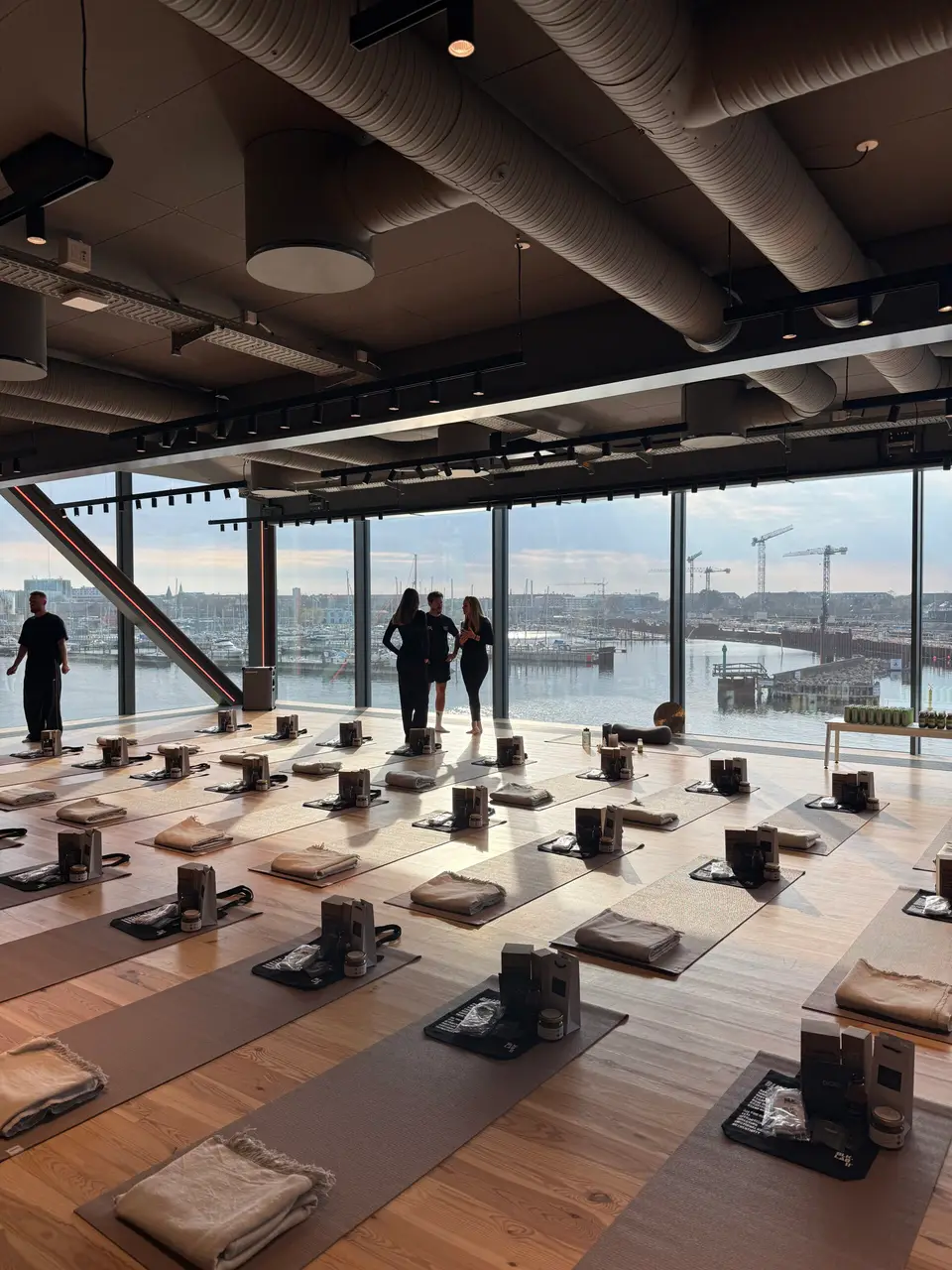 Panorama v. Holm8: Det store rum med gulvareal, brede vinduer og udsigt over havnen.