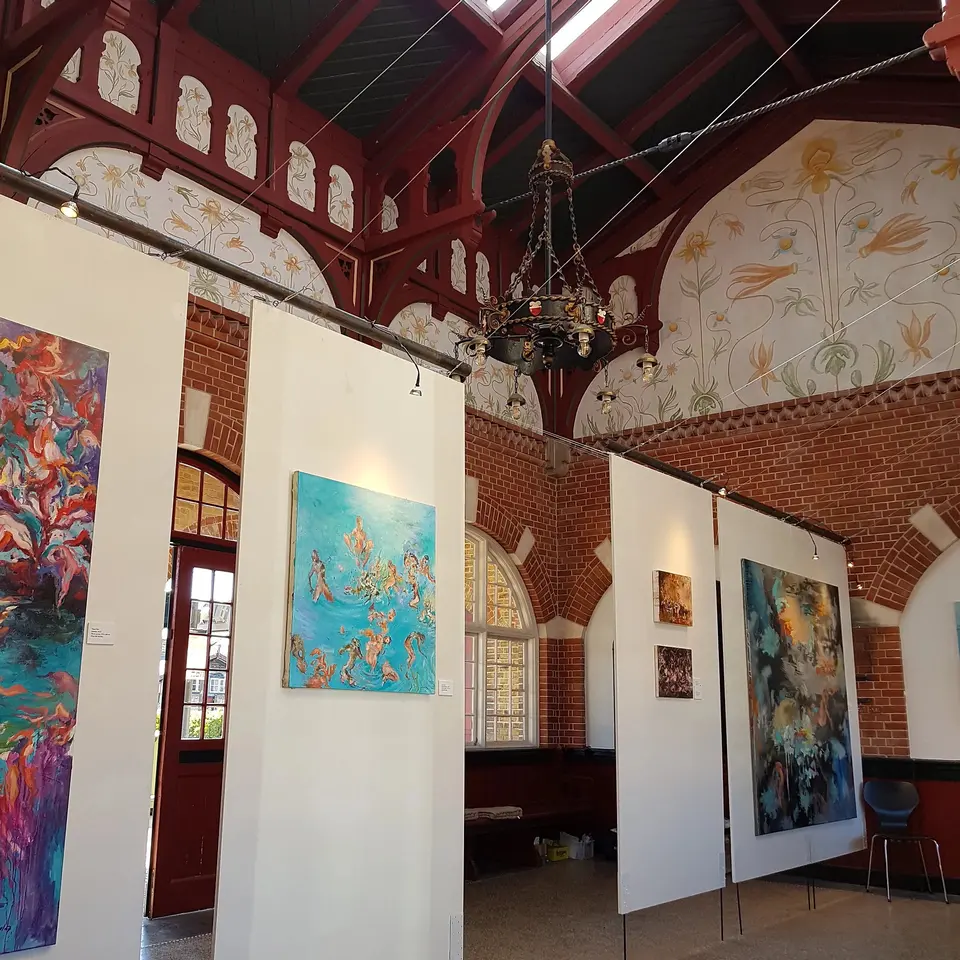 My Beautiful Gallery: Højt gallerirum med murstensvægge, synlige træbjælker og kunst på skillevægge.