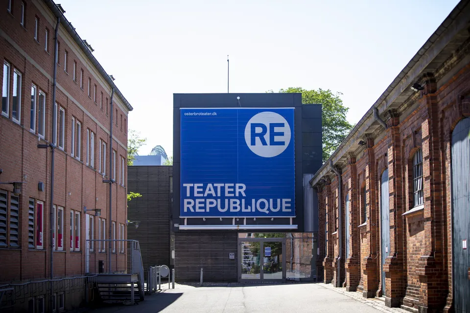Revolver Scene v. Teater Republique: Murstensbygninger omkring en adgangsvej med Teater Republique-skilt.