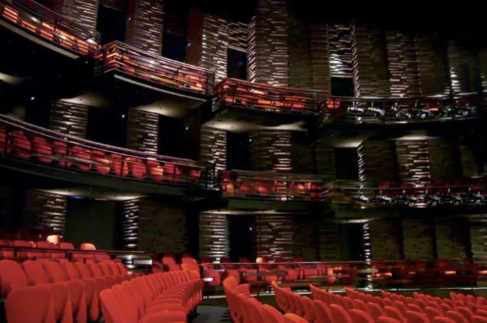 Store Scene v. Skuespilhuset: Teatersal med røde sæder og flere balkoner langs mørke vægge.